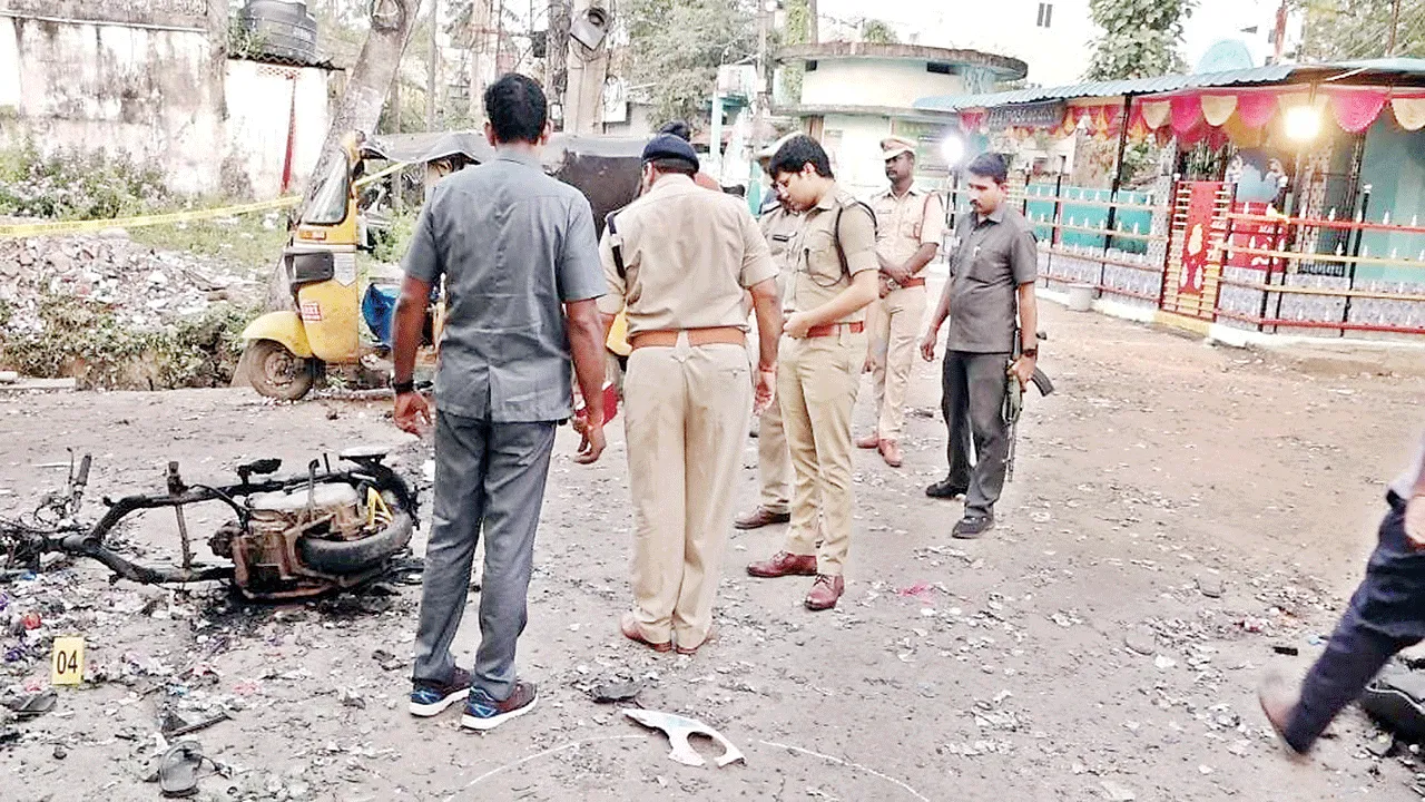 ఏలూరులో ఉల్లి బాంబుల పేలుడు