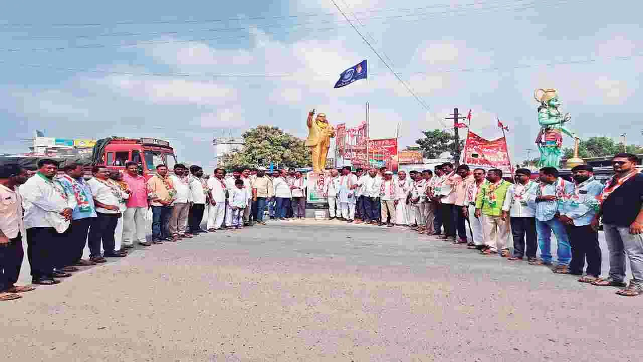 సీఎం, ఎమ్మెల్యే చిత్రపటాలకు క్షీరాభిషేకం