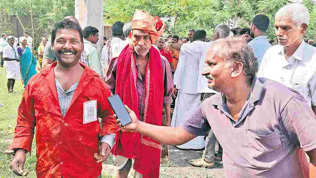 Chegunta: కాటి కాపరి జేబుకు క్యూఆర్‌ కోడ్‌