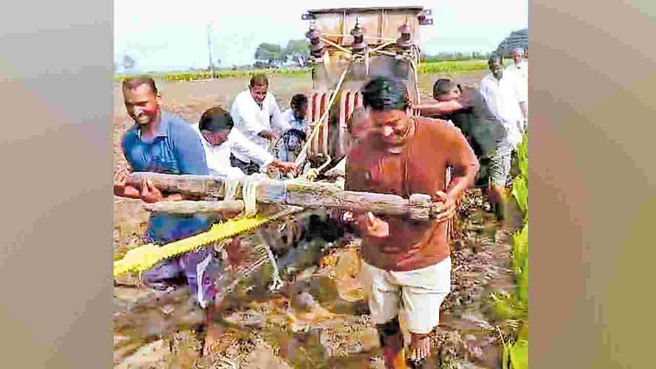 Farmers: రైతులే కాడెడ్లుగా మారి..