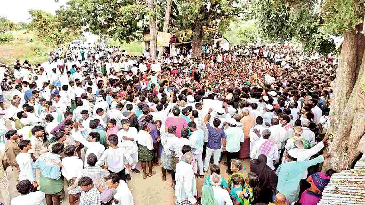    మా బతుకులతో ఆడుకోవద్దు  