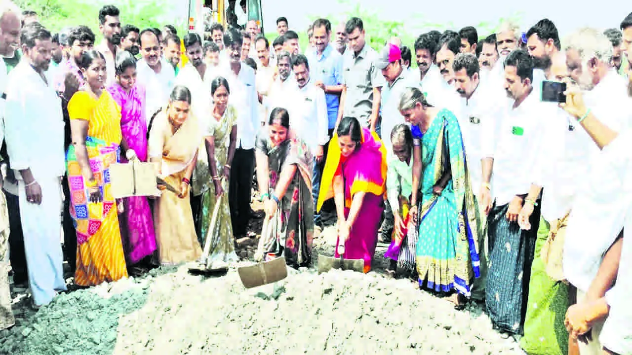 MLA SUNITA : కూటమితో గుంతల రోడ్లకు మోక్షం 