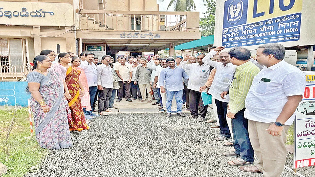 ఎల్‌ఐసీ ఏజెంట్ల సమస్యలన్నీ పరిష్కరించాలి