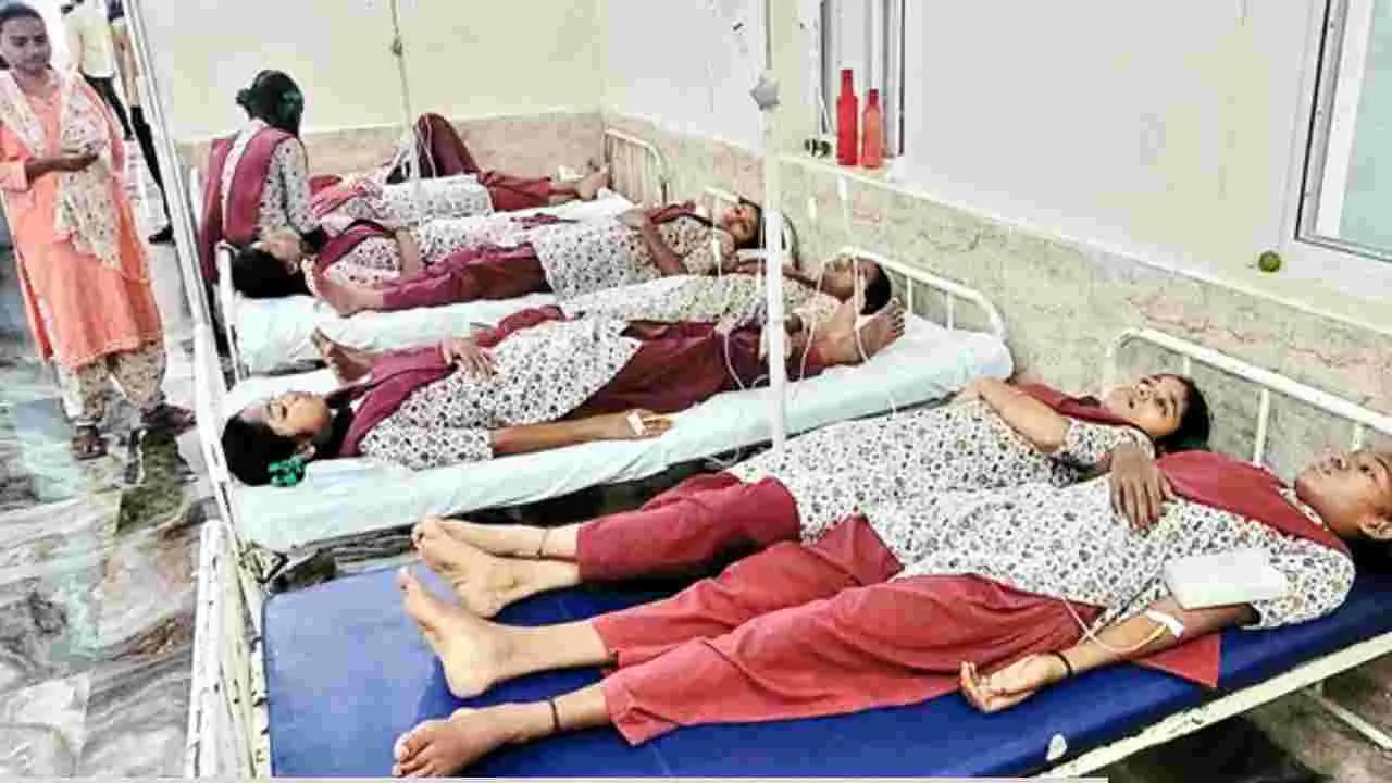 Health Crisis: గిరిజన పాఠశాలలో విద్యార్థినులకు అస్వస్థత