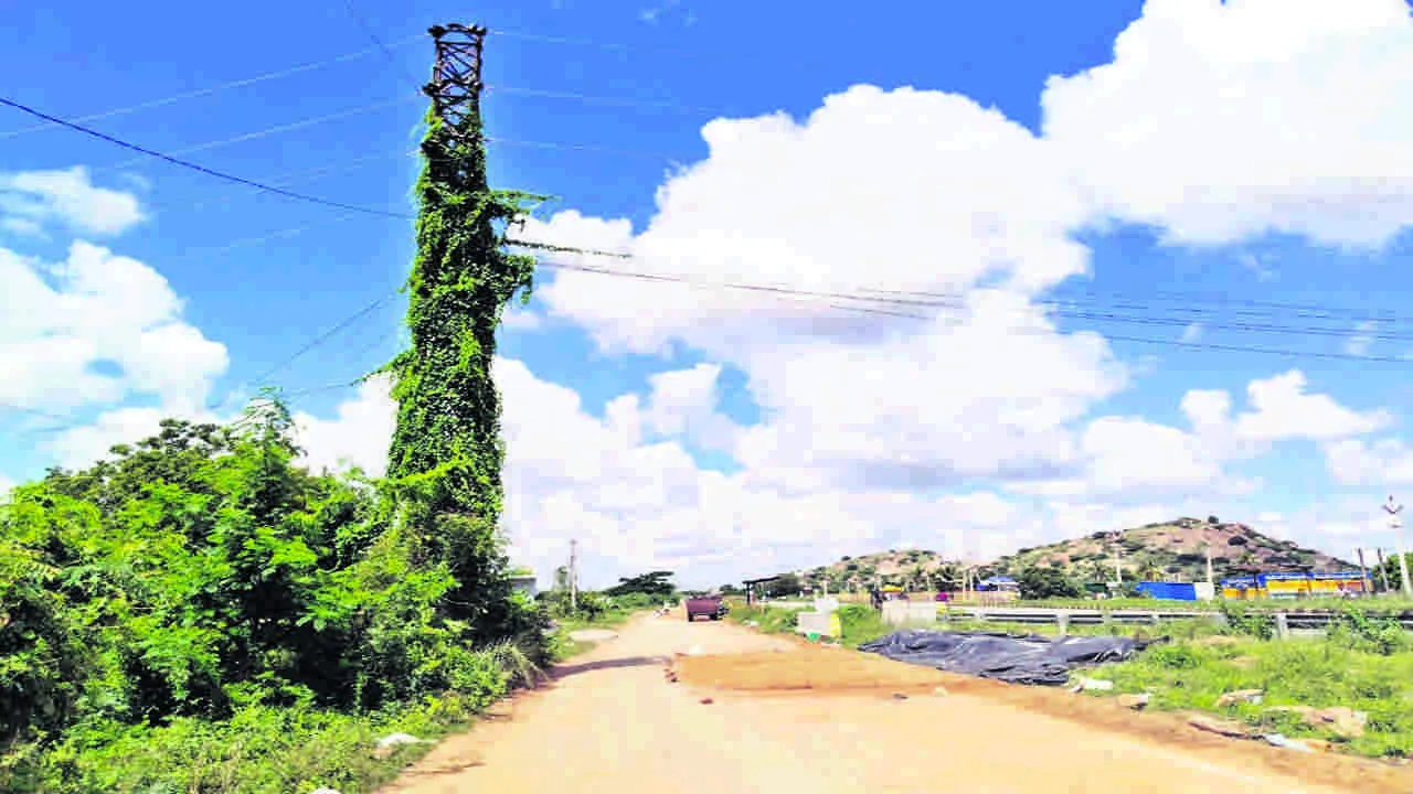 ELECTRIC POLE : నిలువెత్తు నిర్లక్ష్యం