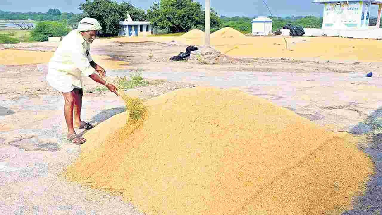 కేంద్రాల్లోనే ధాన్యం..రైతు పరిస్థితి దైన్యం