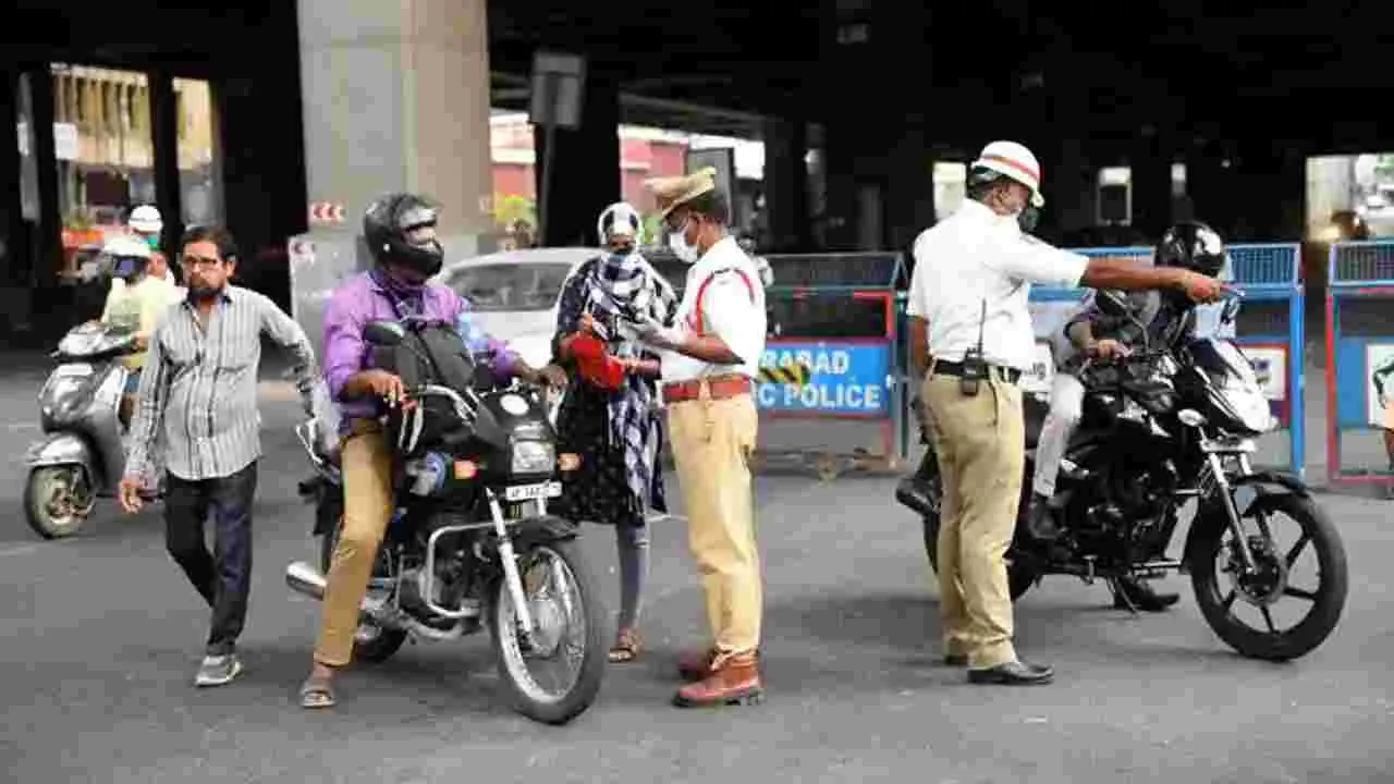 ట్రాఫిక్‌ పోలీసుల విధులకు ఆటంకం కలిగించిన సిద్దిపేట ఏసీపీ, మరో ముగ్గురిపై కేసు నమోదు