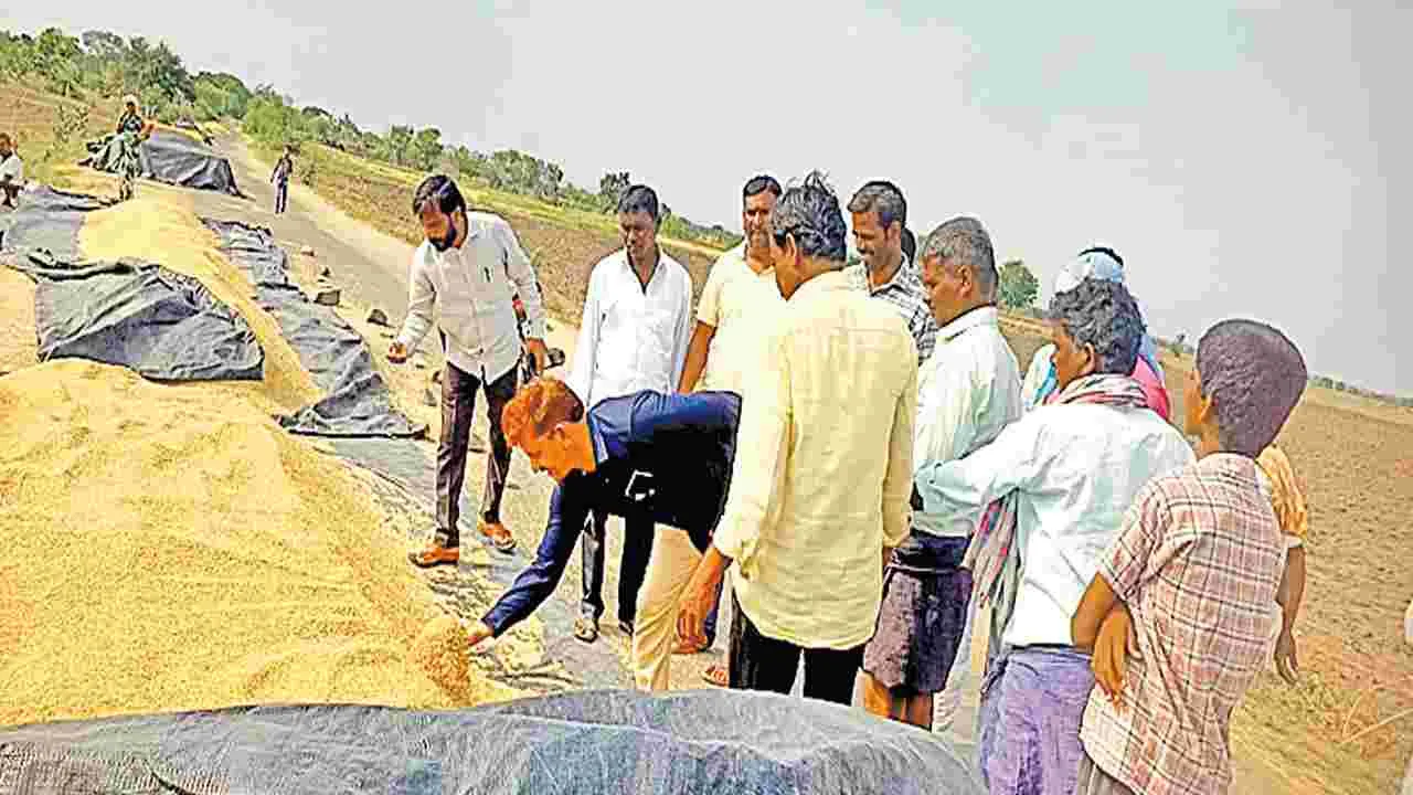 కొనుగోలు కేంద్రాల్లోనే రైతులకు రశీదులు!