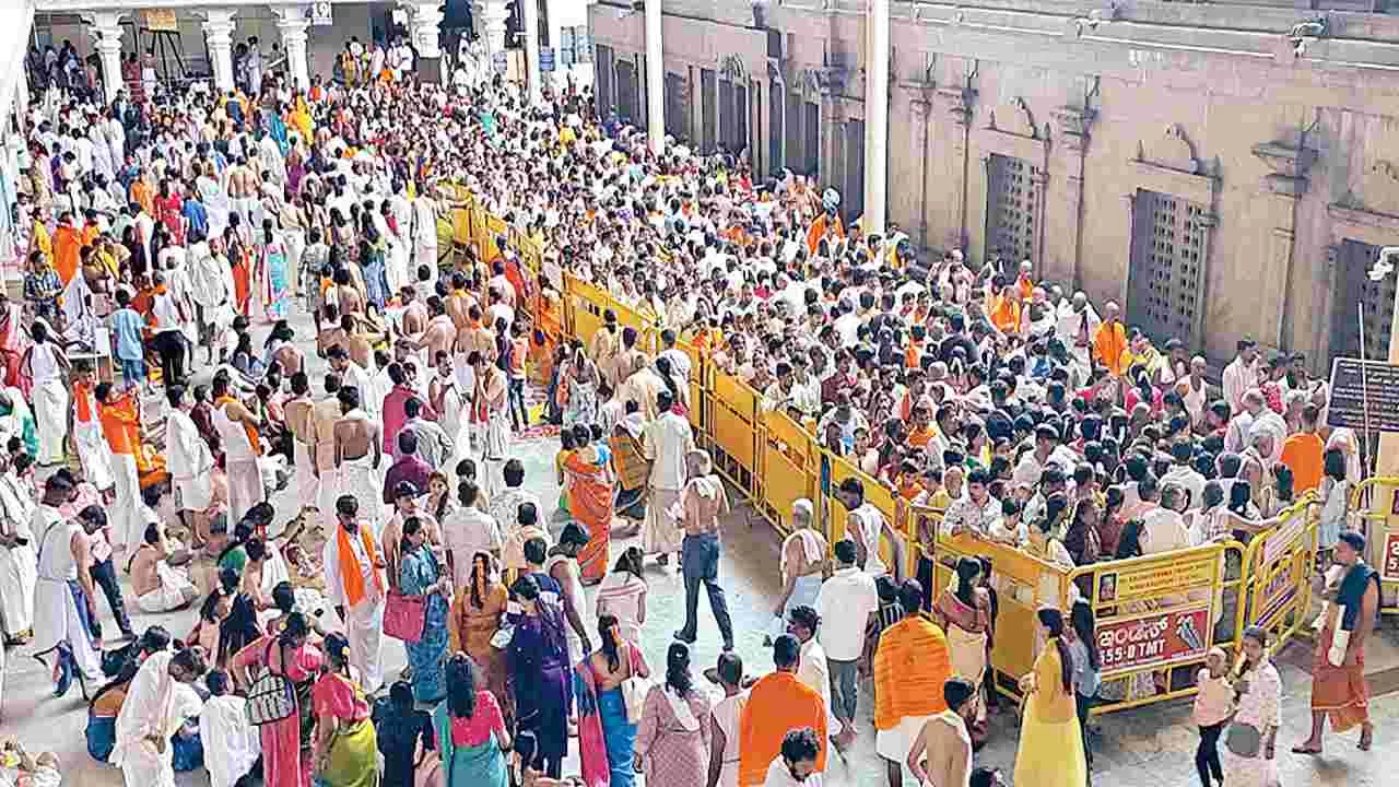  మంత్రాలయంలో భక్తుల సందడి  