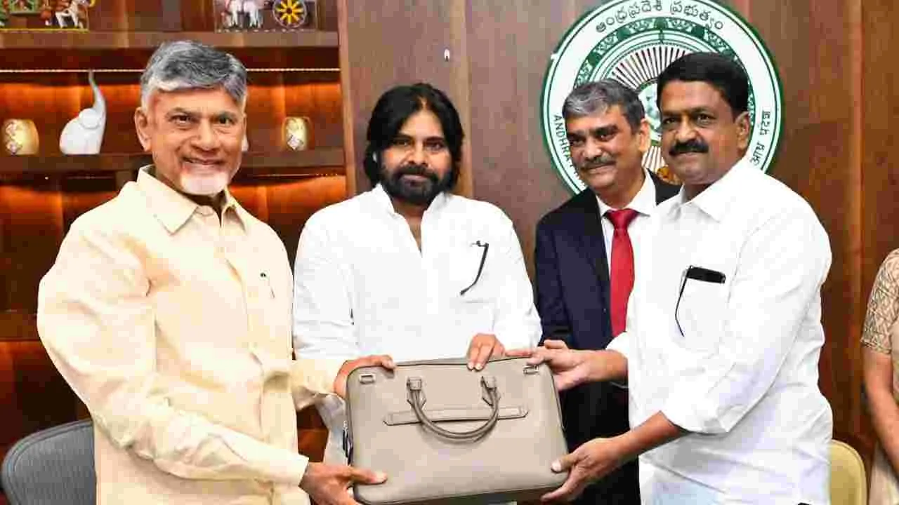 AP Cabinet: అసెంబ్లీలో సీఎం చంద్రబాబు ఛాంబర్‌లో కేబినెట్ భేటీ..