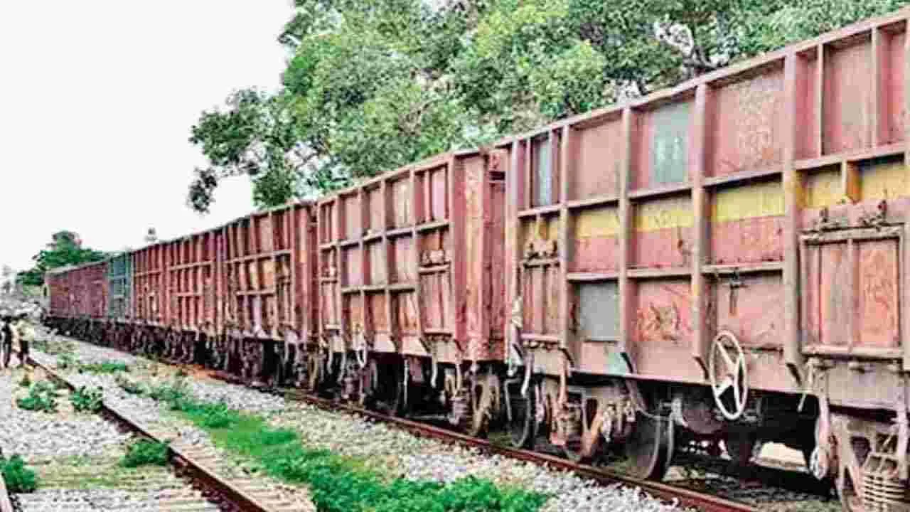 Indian Railways: పాము కారణంగా గంటకు పైగా నిలిచిపోయిన గూడ్స్ రైళ్లు