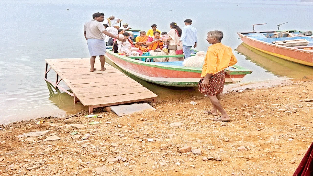 మరబోటు నిర్వాహకుల ఇష్టారాజ్యం