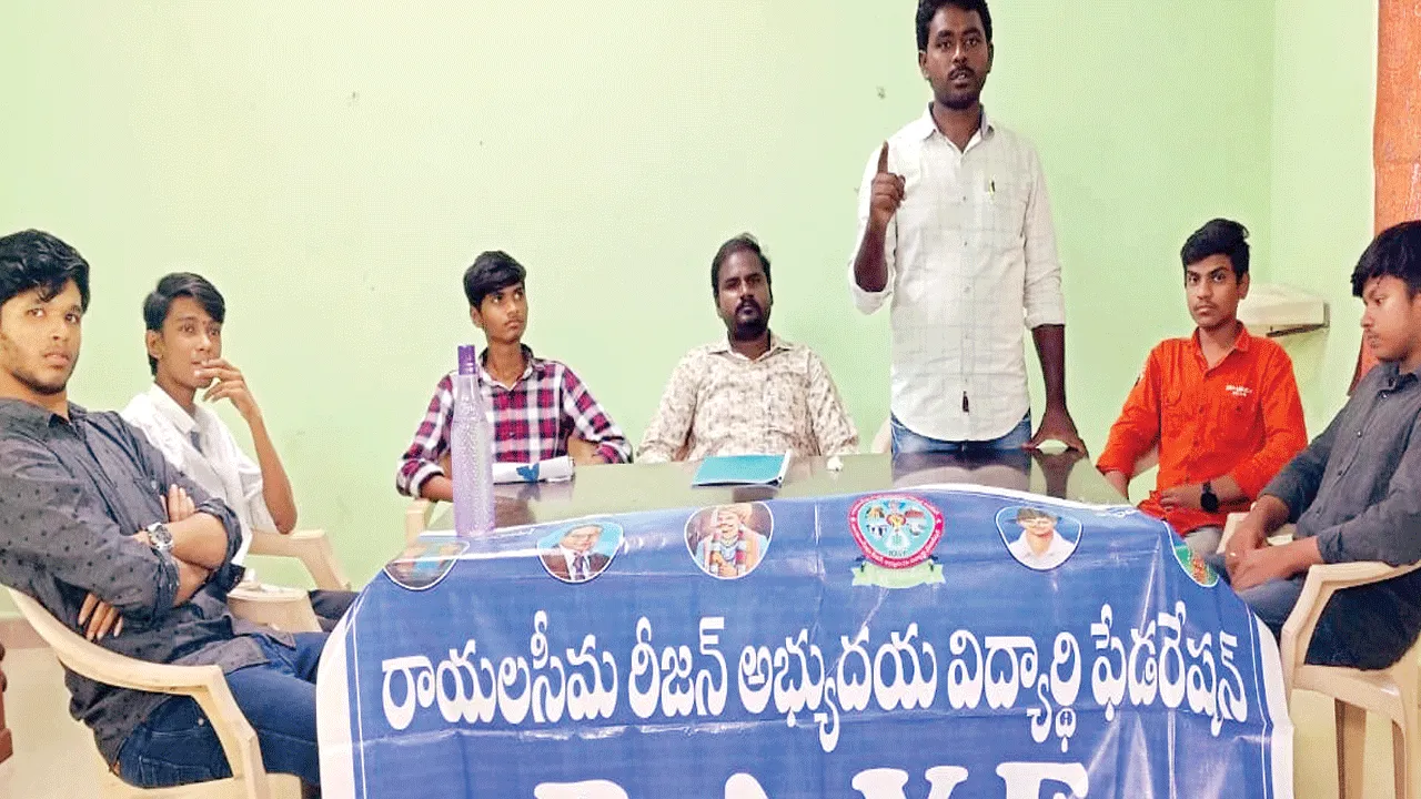 ప్రభుత్వ కార్యాలయాలను తరలించడం అన్యాయం