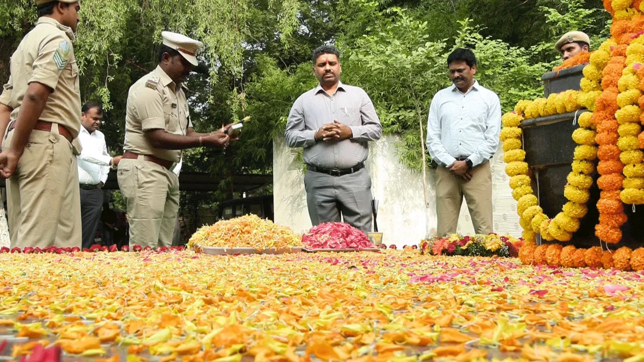 విధి నిర్వహణలో అమరులైన వారిని స్మరించుకుందాం