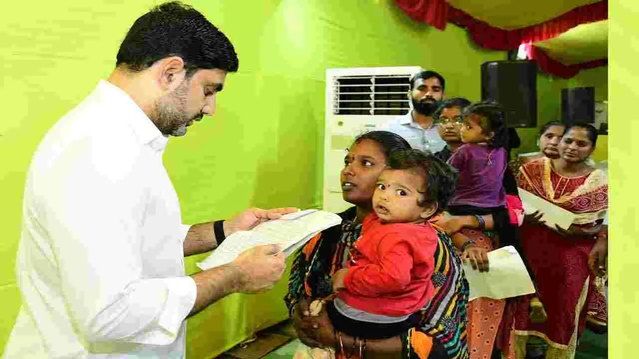  Nara Lokesh: కష్టాల్లో ఉన్నవారి కన్నీరు తుడుస్తున్న మంత్రి నారా లోకేష్ 