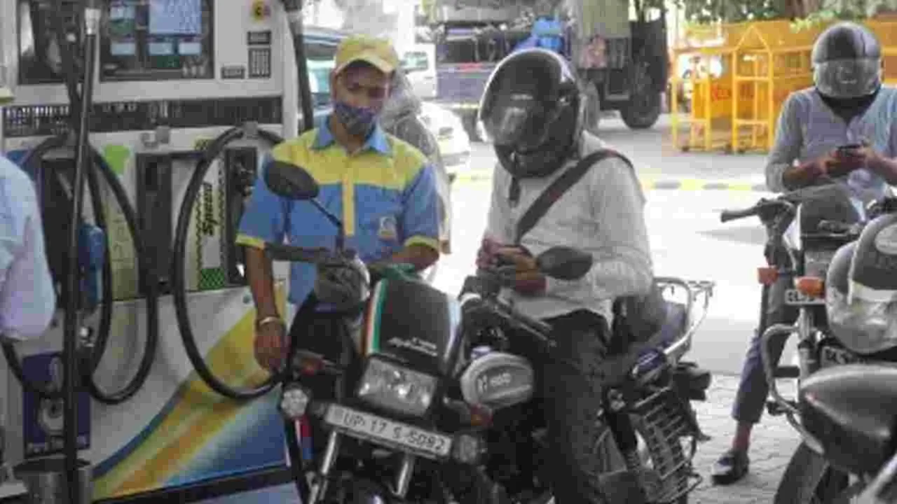 Petrol Prices: ఆయిల్ కంపెనీల కీలక నిర్ణయం.. తగ్గనున్న పెట్రోల్, డీజిల్ ధర