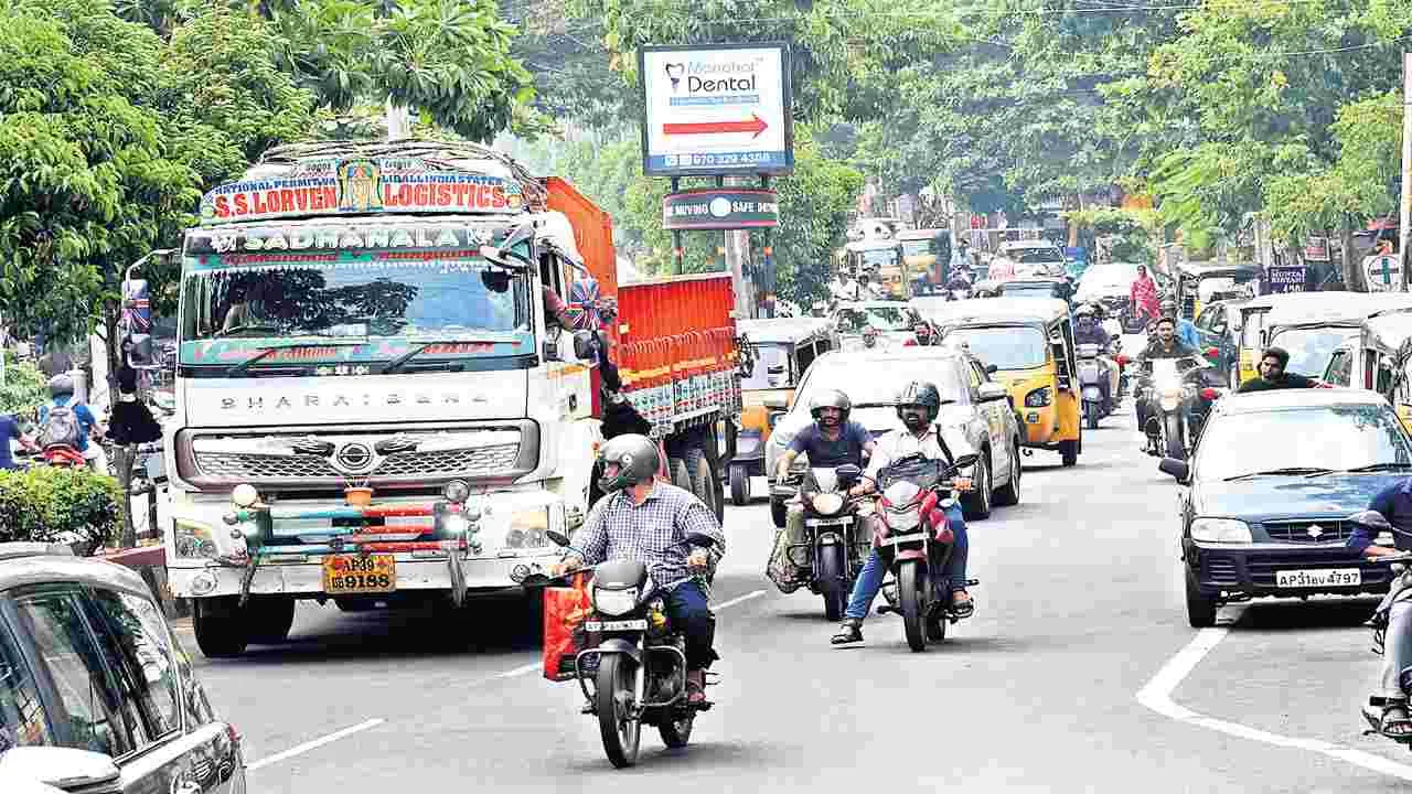 భారీ వాహనాల ఇష్టారాజ్యం