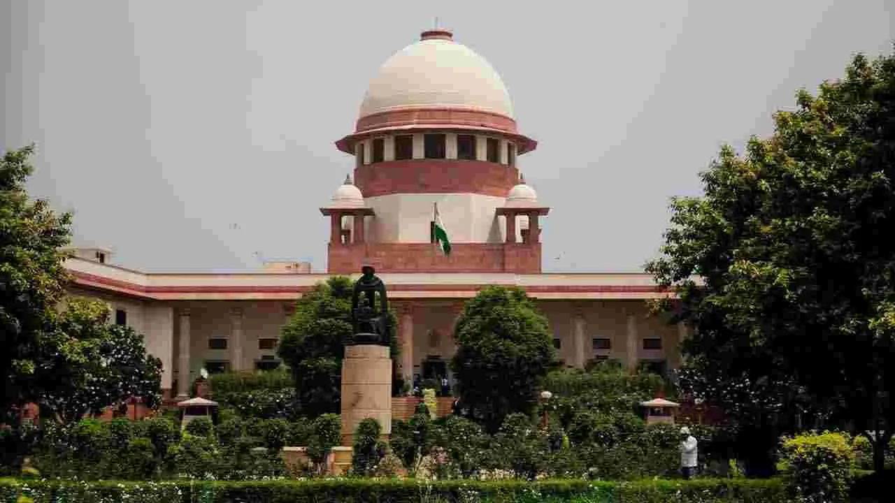 Supreme Court: అలీఘర్ ముస్లిం యూనివర్సిటీ మైనారిటీ హోదాపై సుప్రీంకోర్ట్ కీలక తీర్పు