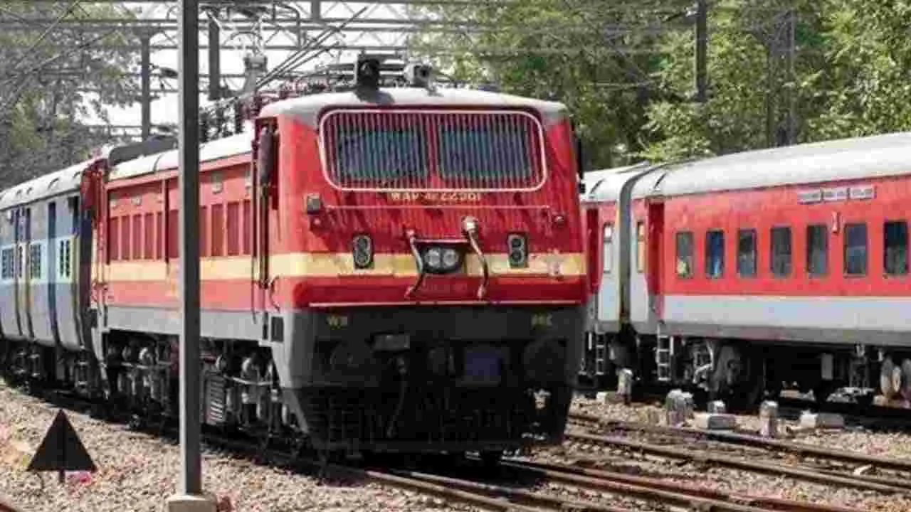 Train Accident: దారుణం.. తండ్రిని కాపాడుదామని.. చివరికి..