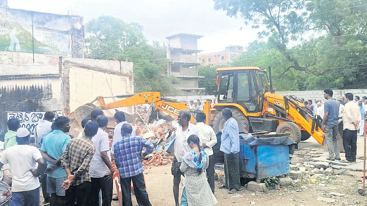 ప్రజా ఇబ్బందుల దృష్ట్యా ఆక్రమణలు తొలగింపు