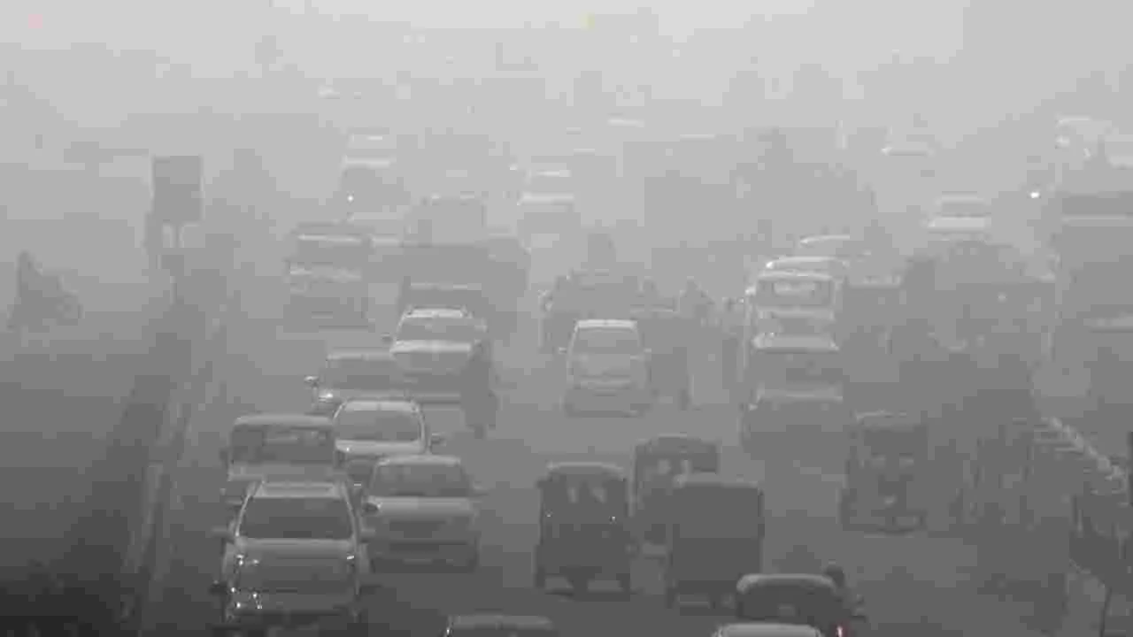 Delhi Air Pollution: 500 మార్క్ దాటిన ఢిల్లీ వాయు కాలుష్యం.. స్థానికుల భయాందోళన