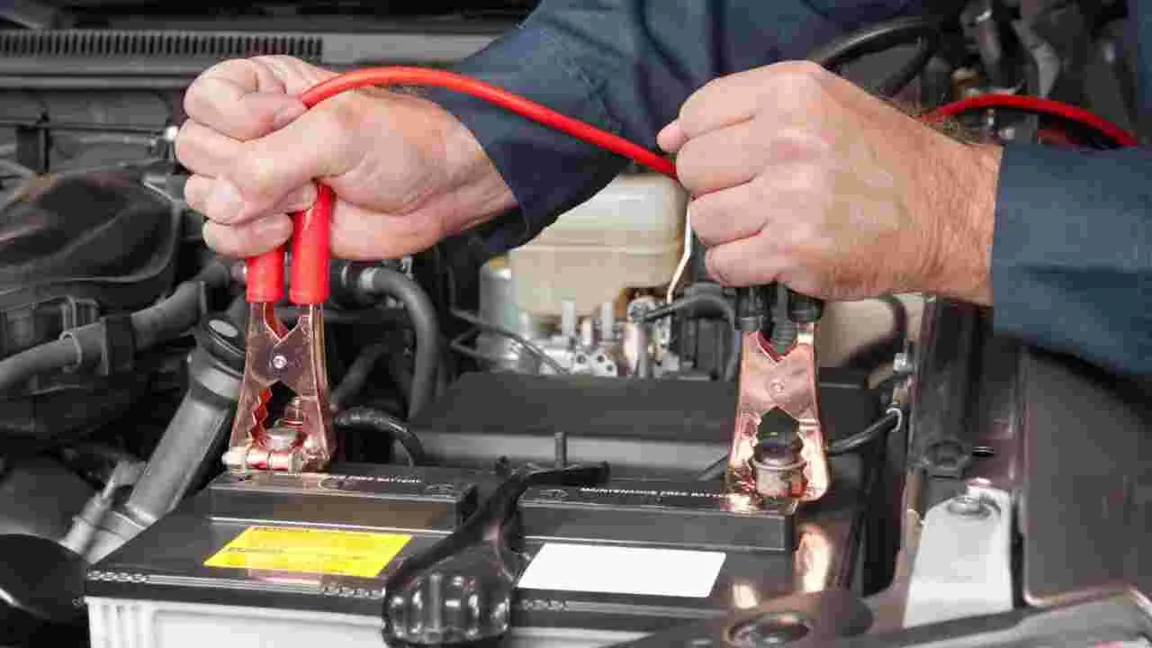 Car Battery: కారు బ్యాటరీ త్వరగా అయిపోతుందా.. ఈ తప్పులు చేయకండి..