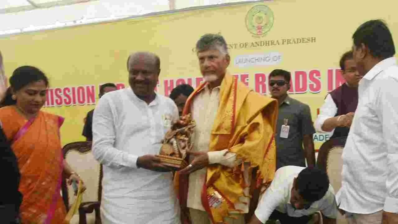 CM Chandrababu: ఏపీలో గుంతలు పూడ్చే కార్యక్రమానికి సీఎం చంద్రబాబు శ్రీకారం