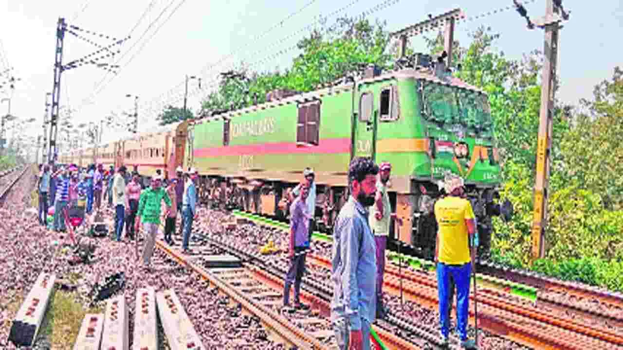 Hyderabad: రైల్వే ట్రాక్‌ పునరుద్ధరణ.. రాకపోకలు ప్రారంభం