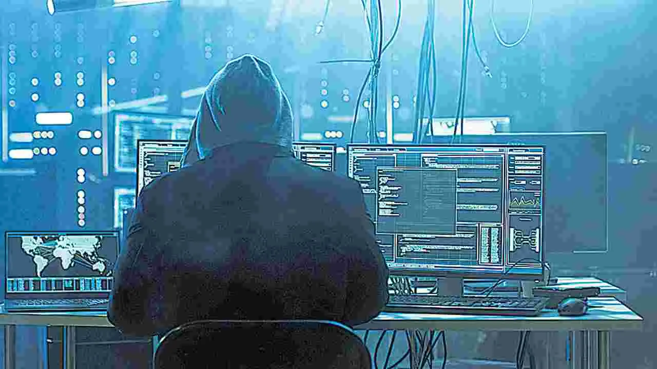 Cyber Crime: రైల్వే ఉద్యోగిపై సైబర్ నేరగాళ్ల పంజా