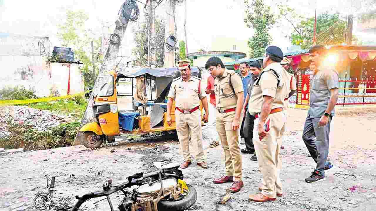 ఏలూరులో పేలిన ఉల్లి బాంబులు
