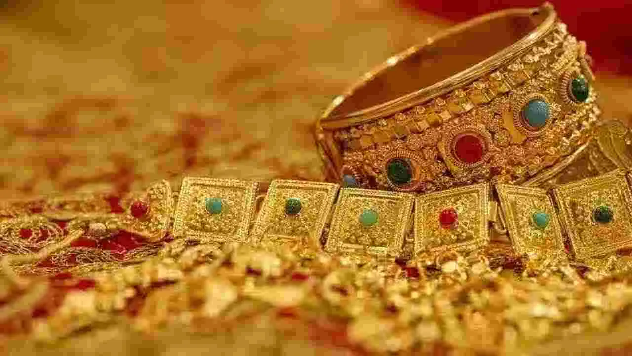 Gold And Silver Price: భారీగా తగ్గిన బంగారం ధర