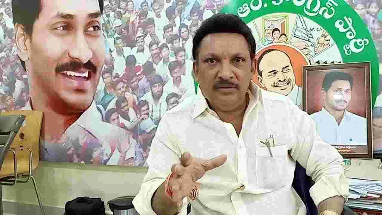 YCP Ex MLA: భీమవరం మాజీ ఎమ్మెల్యే గ్రంధి శ్రీనివాస్ నివాసంపై ఐటీ దాడులు