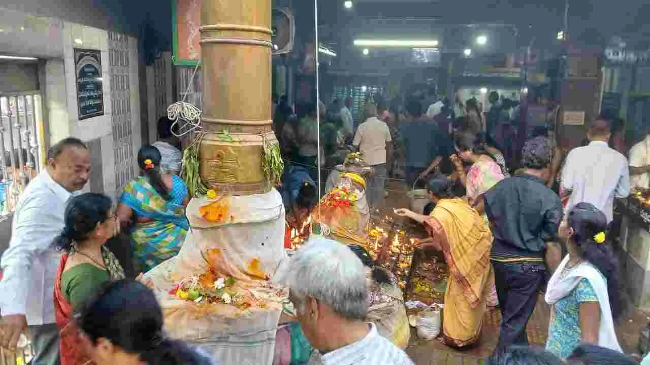 Karthika Pournami: తెలుగు రాష్ట్రాల్లో కార్తీక పౌర్ణమి సందడి.. శివాలయాలకు పోటెత్తిన భక్తులు