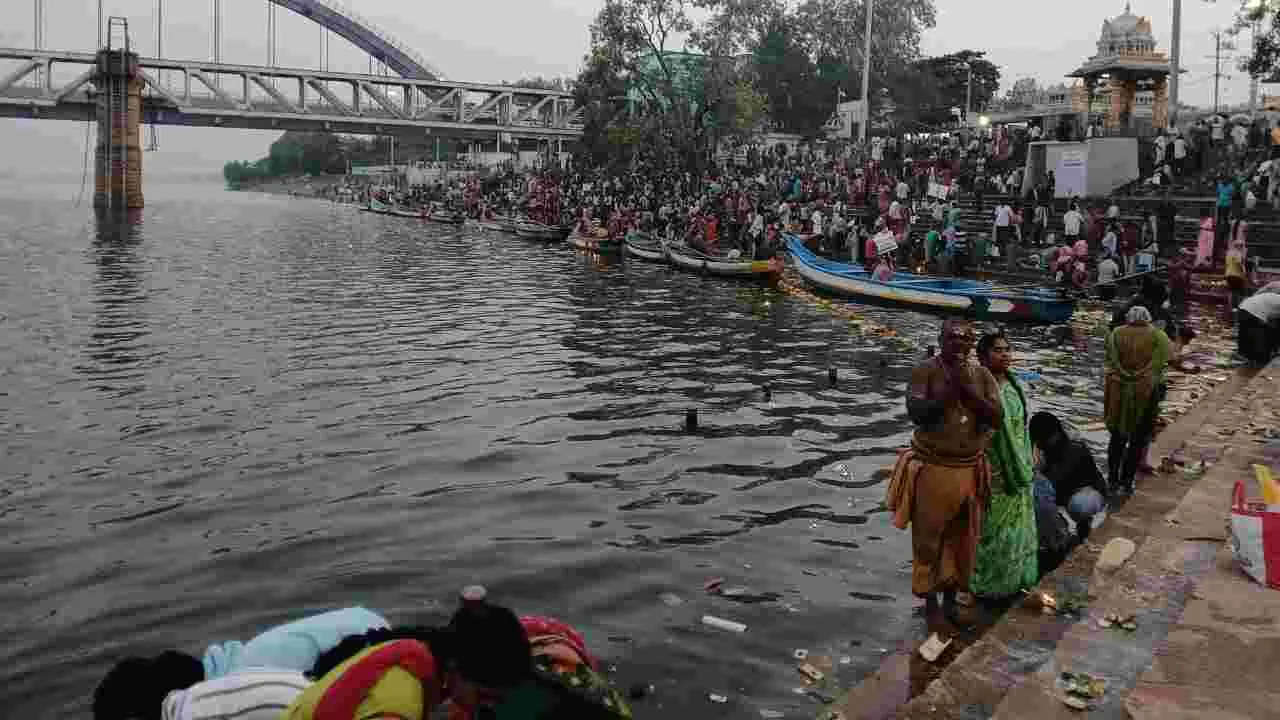 కార్తీక సోమవారం.. శివాలయానికి పోటెత్తిన భక్తులు..