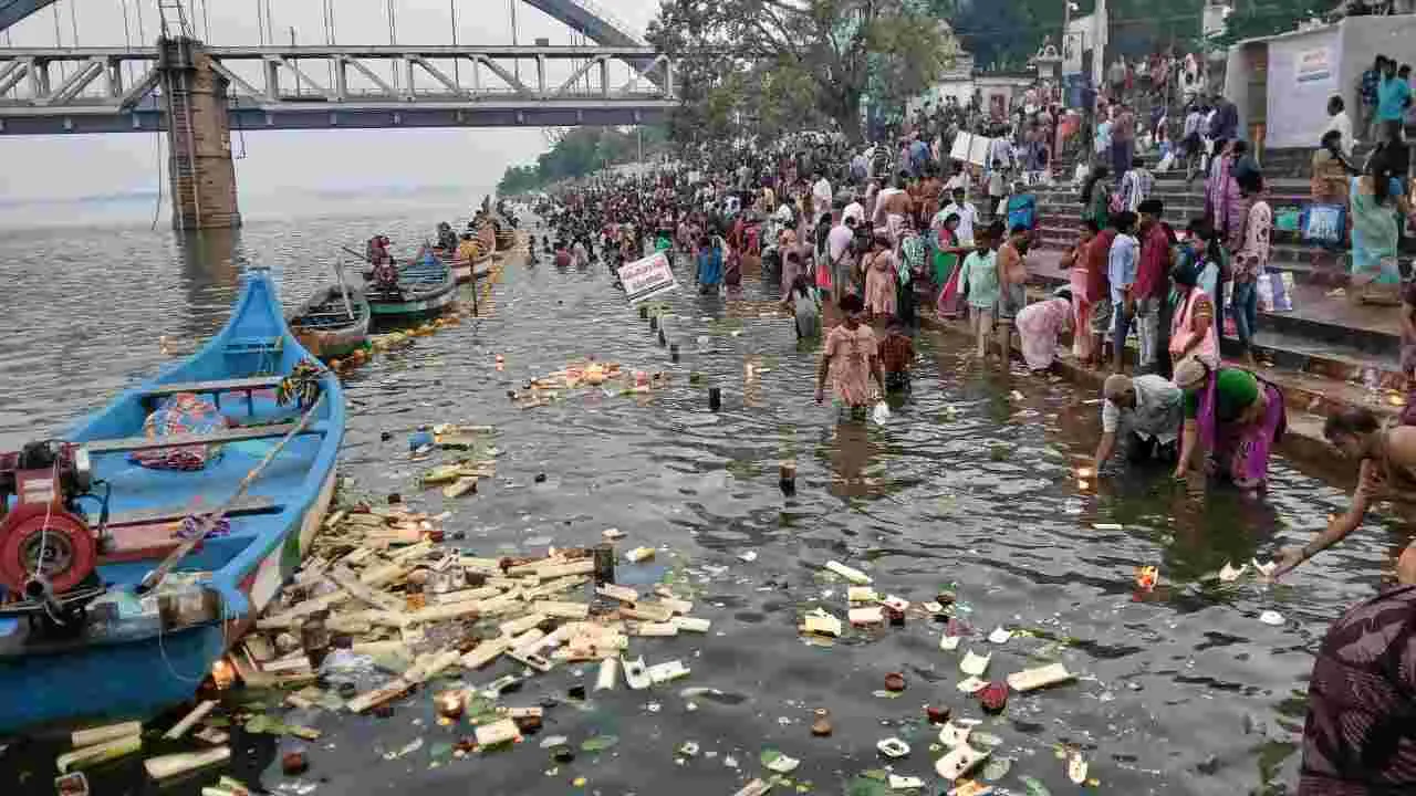 కార్తీక సోమవారం.. శివాలయానికి పోటెత్తిన భక్తులు..