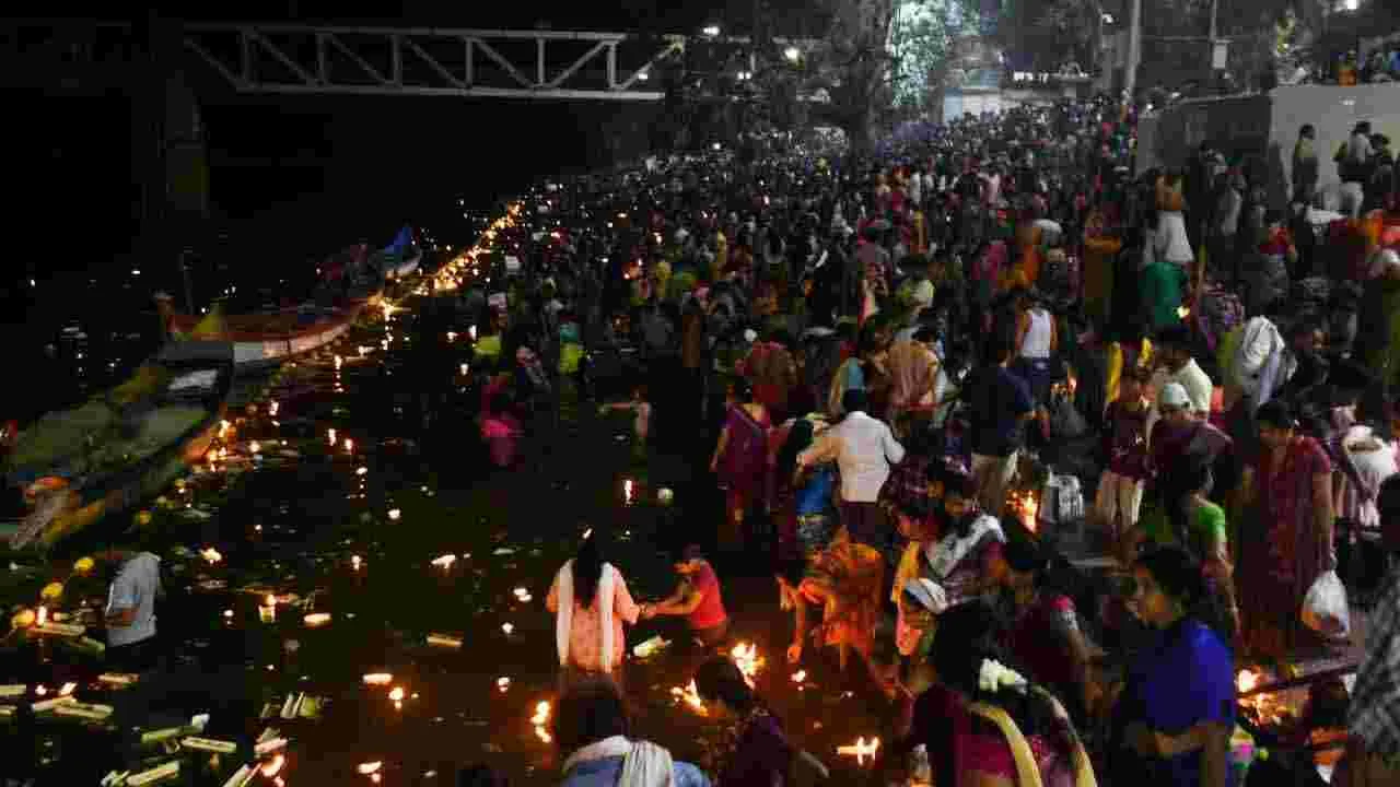 రాజమండ్రిలో కార్తీక పౌర్ణమి సందడి.. 