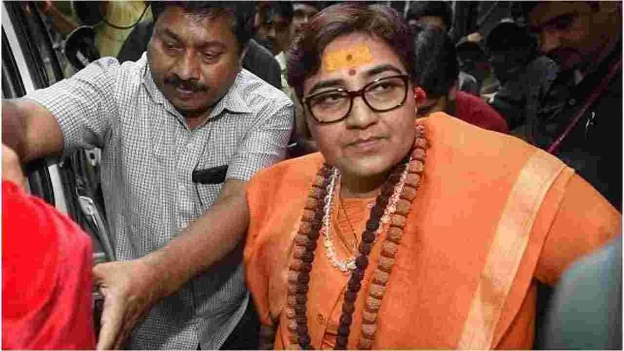 Pragya Thakur: మాలేగావ్ పేలుళ్ల కేసులో ప్రగ్యా ఠాకూర్‌కు బెయిలబుల్ వారెంట్