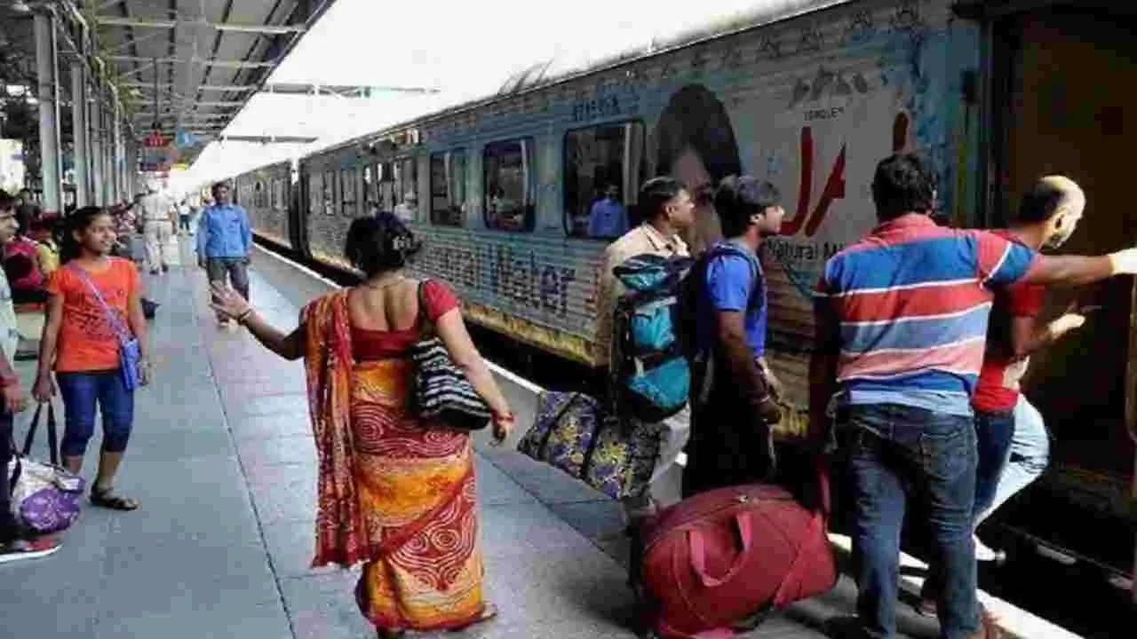 IRCTC: రైల్వే ప్రయాణికులకు గుడ్‌న్యూస్.. టికెట్‌ బుకింగ్‌, ట్రాకింగ్‌ కోసం ఐఆర్‌సీటీసీ సూపర్‌ యాప్‌..