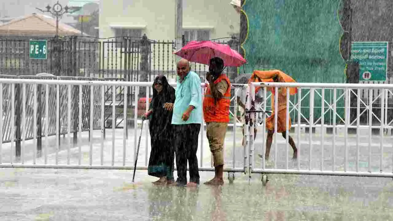 Tirumala: తిరుమలలో భారీ వర్షం