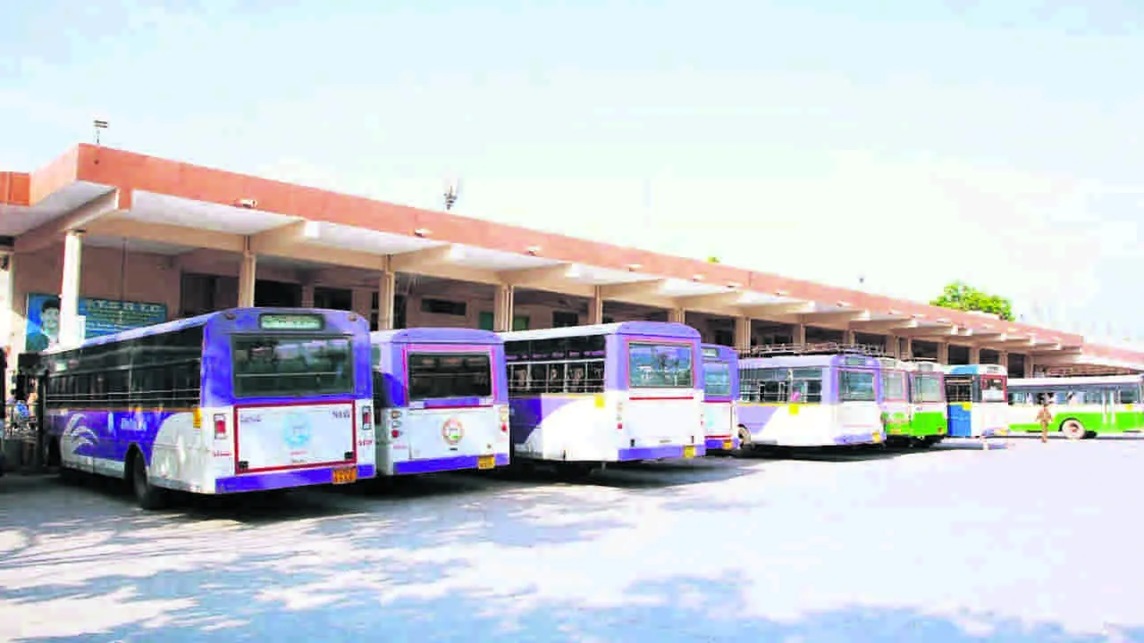 ఆర్టీసీ ఉద్యోగుల ఆందోళన బాట | The concern of RTC employees