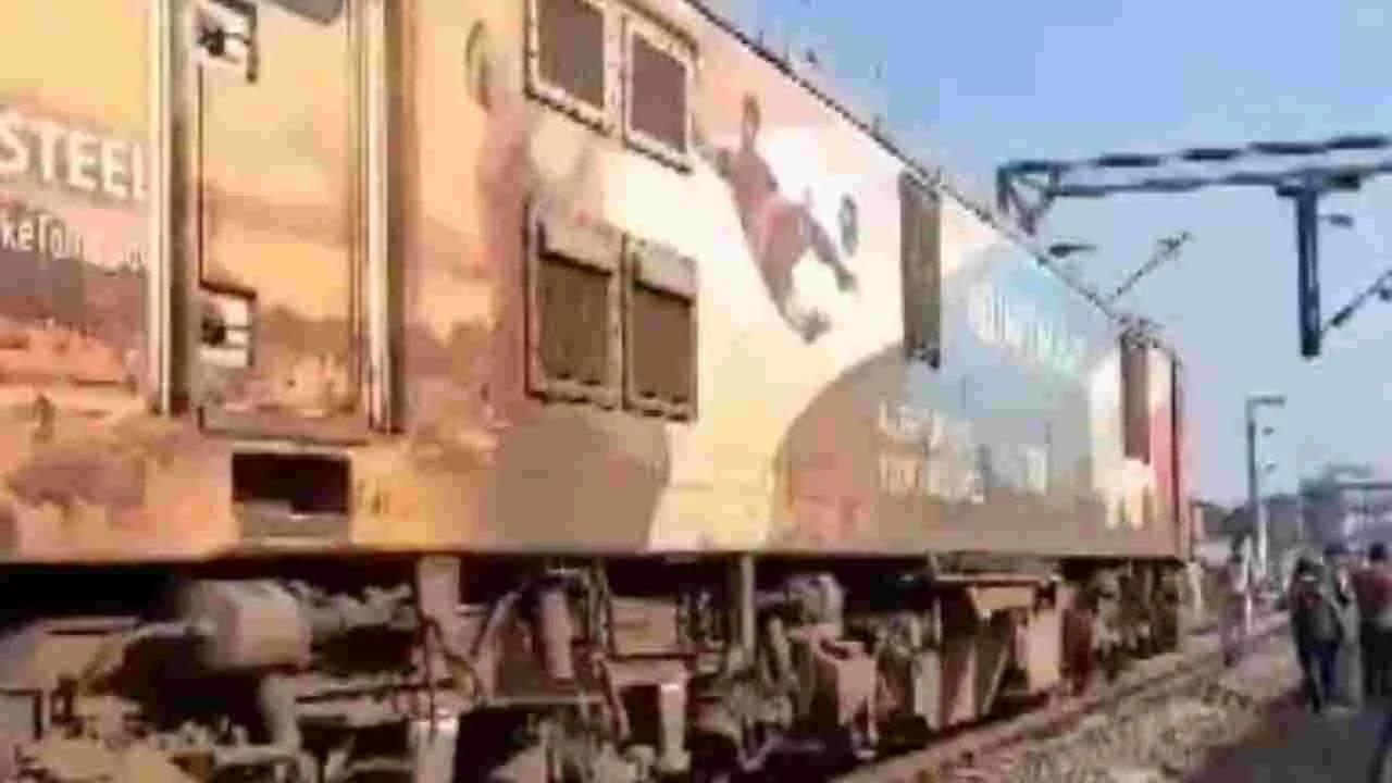 Train Accident: పట్టాలు తప్పిన ఎక్స్‌ప్రెస్‌ ట్రైన్.. మూడు బోగీల్లో..