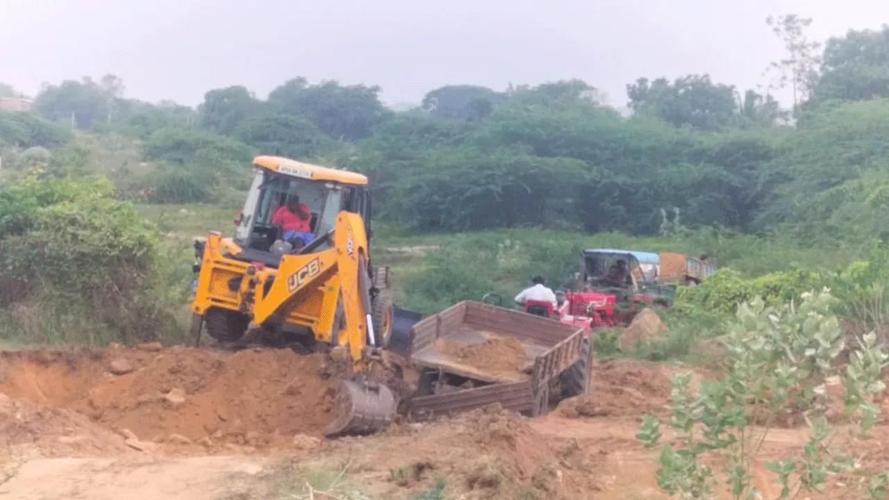 Clay for road work : కదిరే కుంట రోడ్డు పనికి కుంటమట్టి