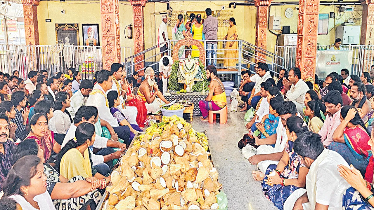 వాడపల్లి ఆలయంలో భక్తుల సందడి