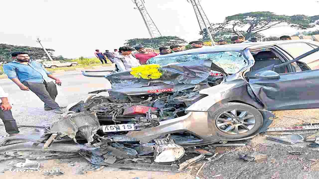 రోడ్డు ప్రమాదంలో నలుగురికి తీవ్రగాయాలు