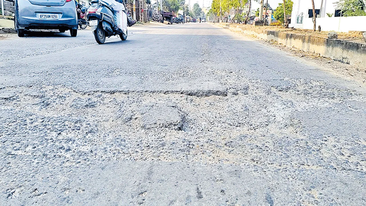 ప్రమాదకరంగా తక్కళ్లపల్లి బ్రిడ్జి