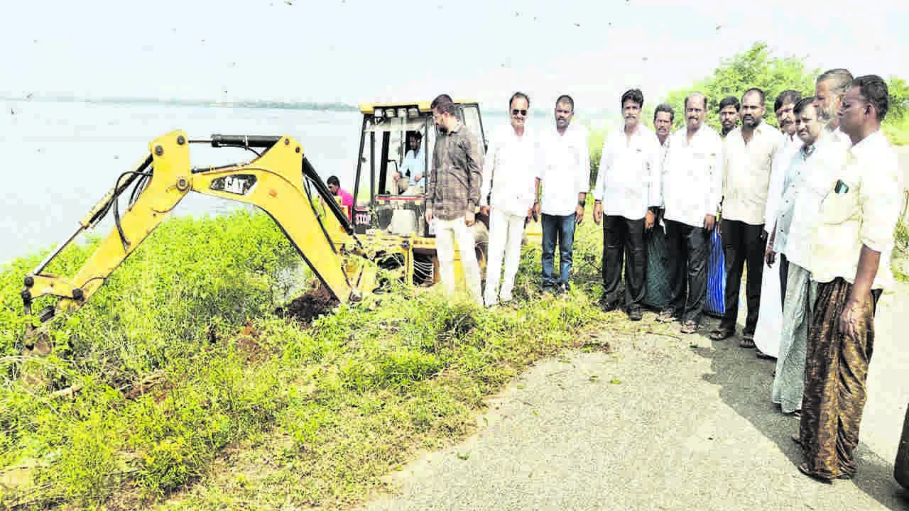 TDP: కణేకల్లు చెరువుకు చిన్నపాటి రంధ్రాలు 