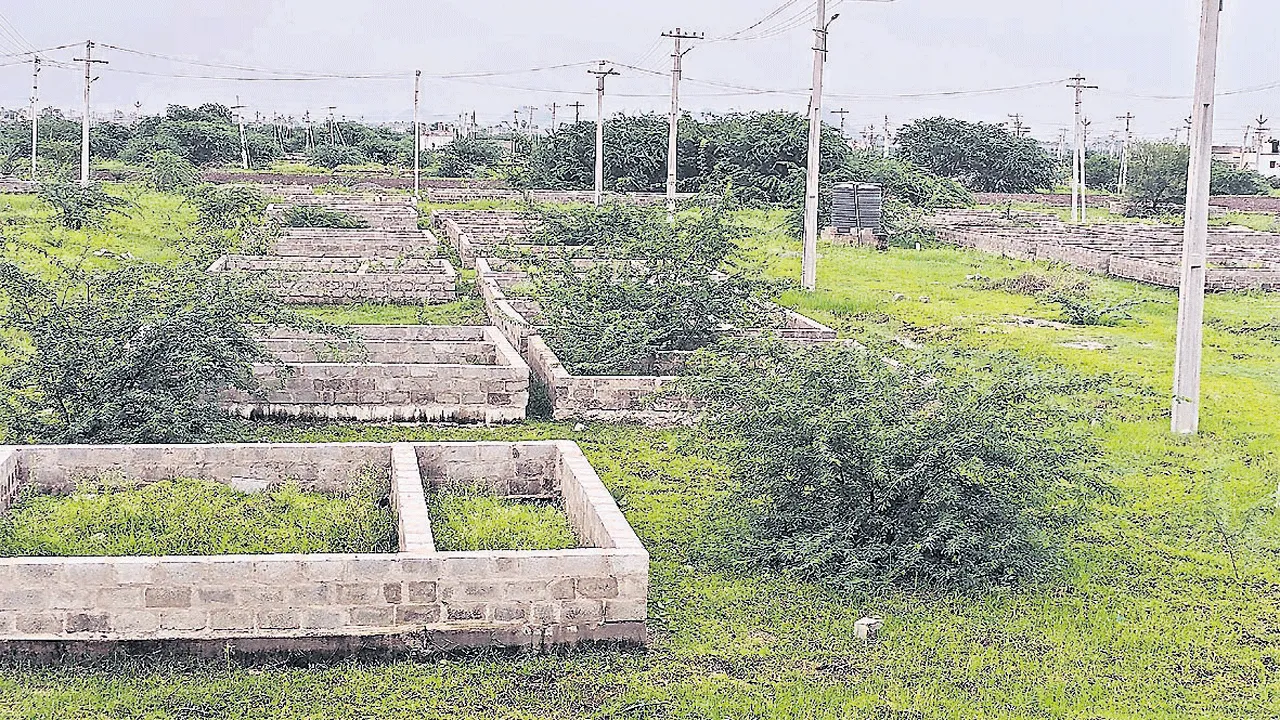 ఇళ్ల పట్టాలు.. పునఃపరిశీలన