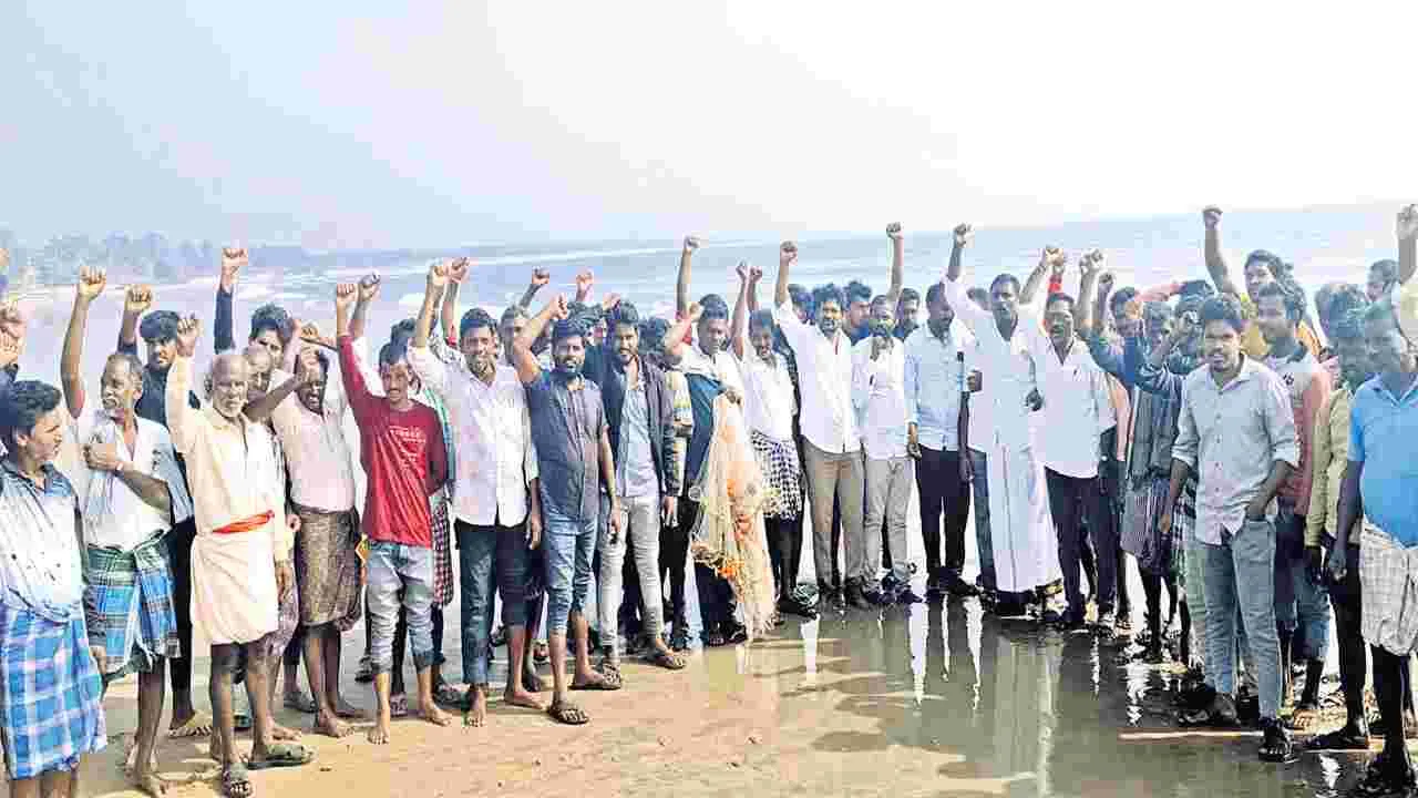 సమస్యలు పరిష్కరించాలంటూ పూడిమడక మత్స్యకారుల నిరసన