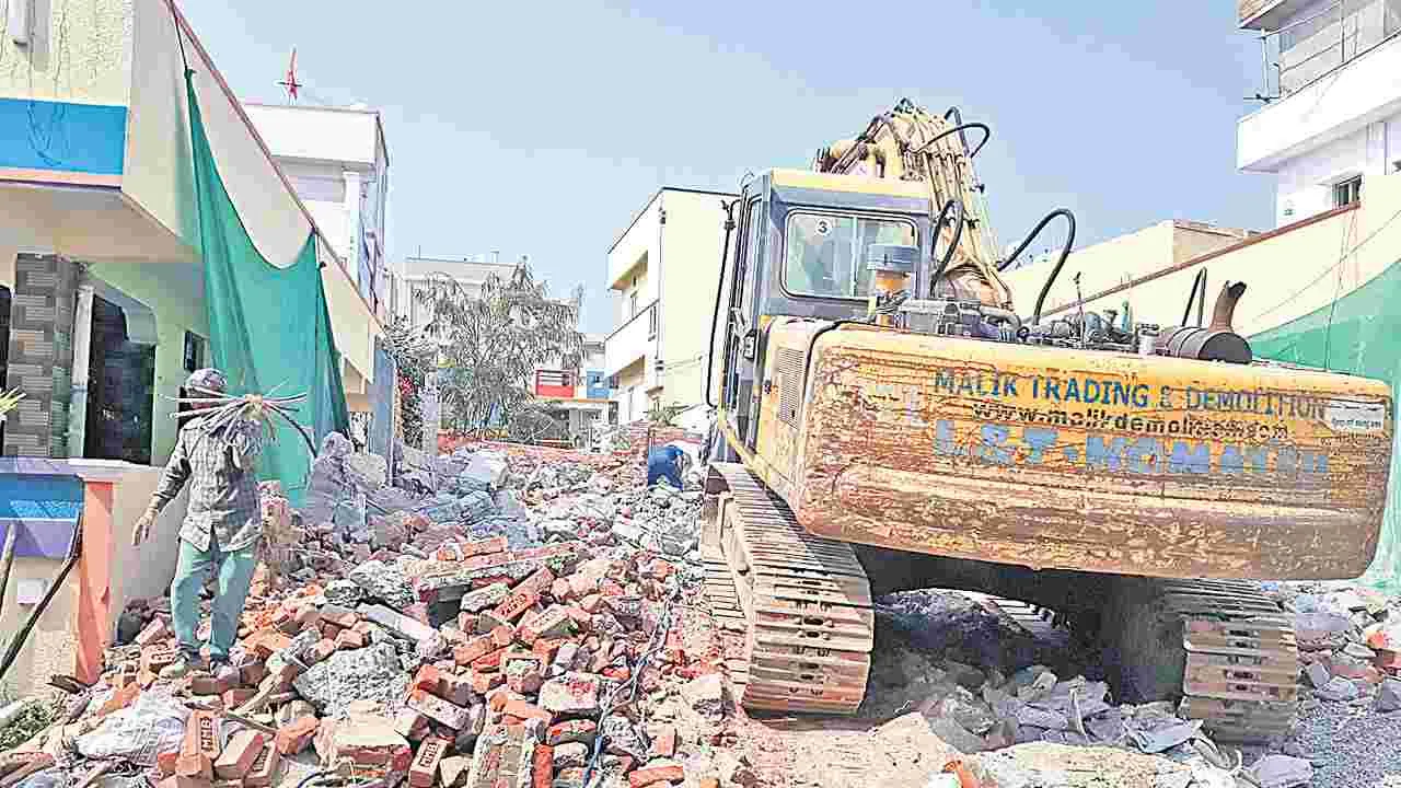 Illegal Construction: రోడ్డు ఆక్రమించి నిర్మాణం.. ఇల్లు కూల్చివేత! 