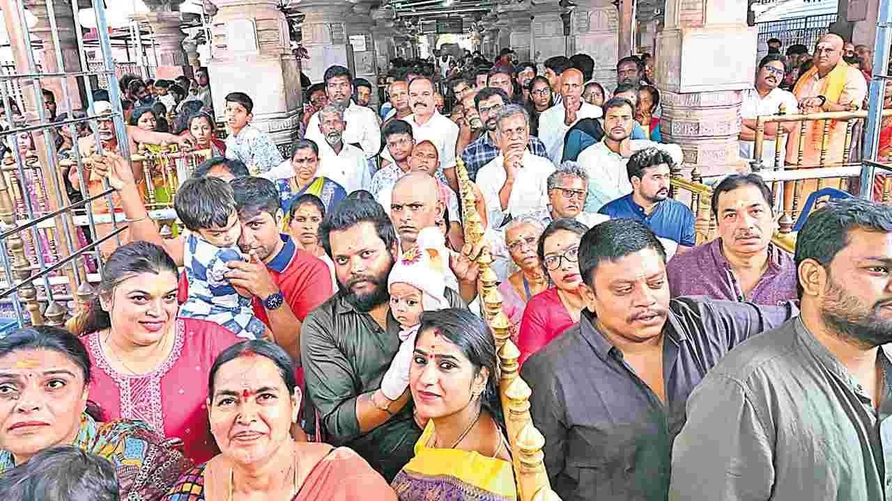 Srisailam Temple: శ్రీగిరి కిటకిట..